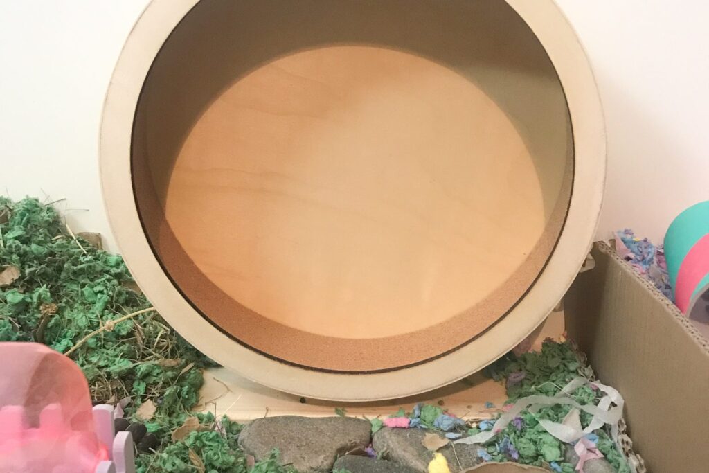 Großes Holzlaufrad in einem Hamstergehege