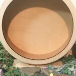 Großes Holzlaufrad in einem Hamstergehege